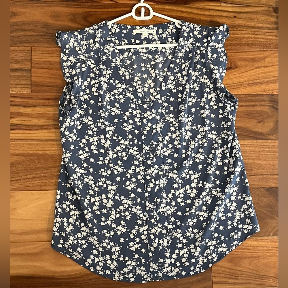 Fun 2 Fun Blue and Ivory Dainty Floral Pattern Blouse size Medium